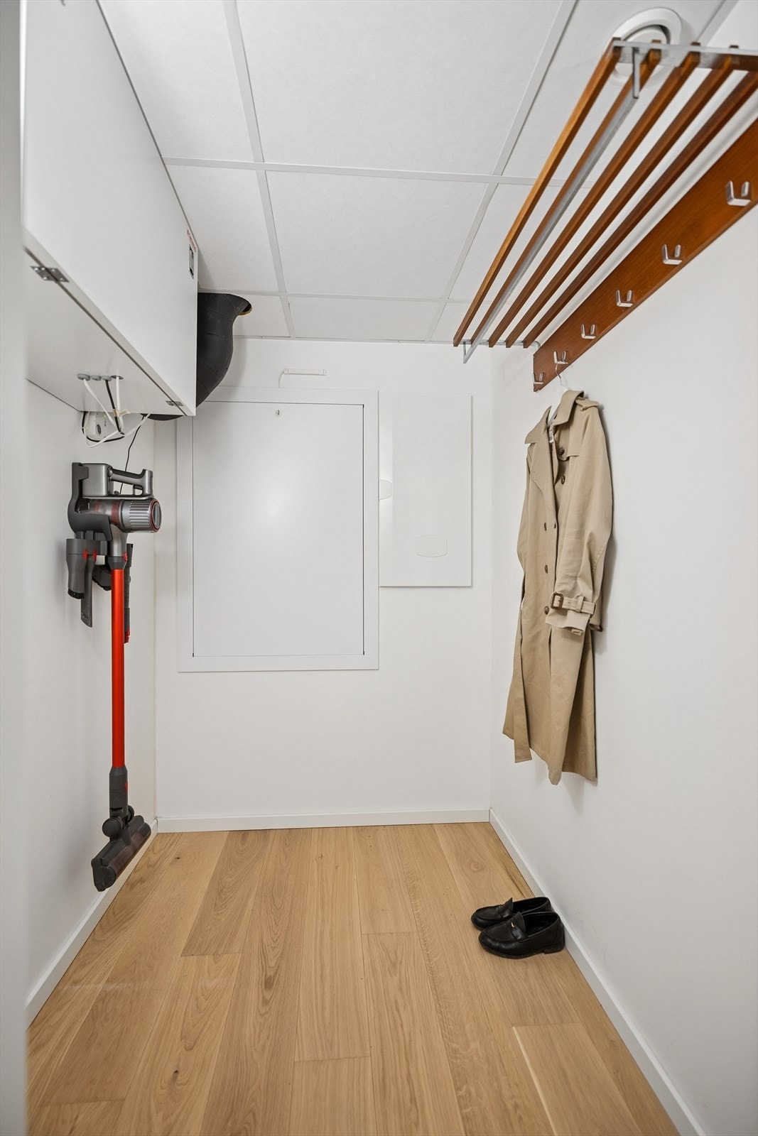 Fra entreen er det direkte adkomst til innvendig bod der man kan henge fra seg yttertøyet. Galleribilde