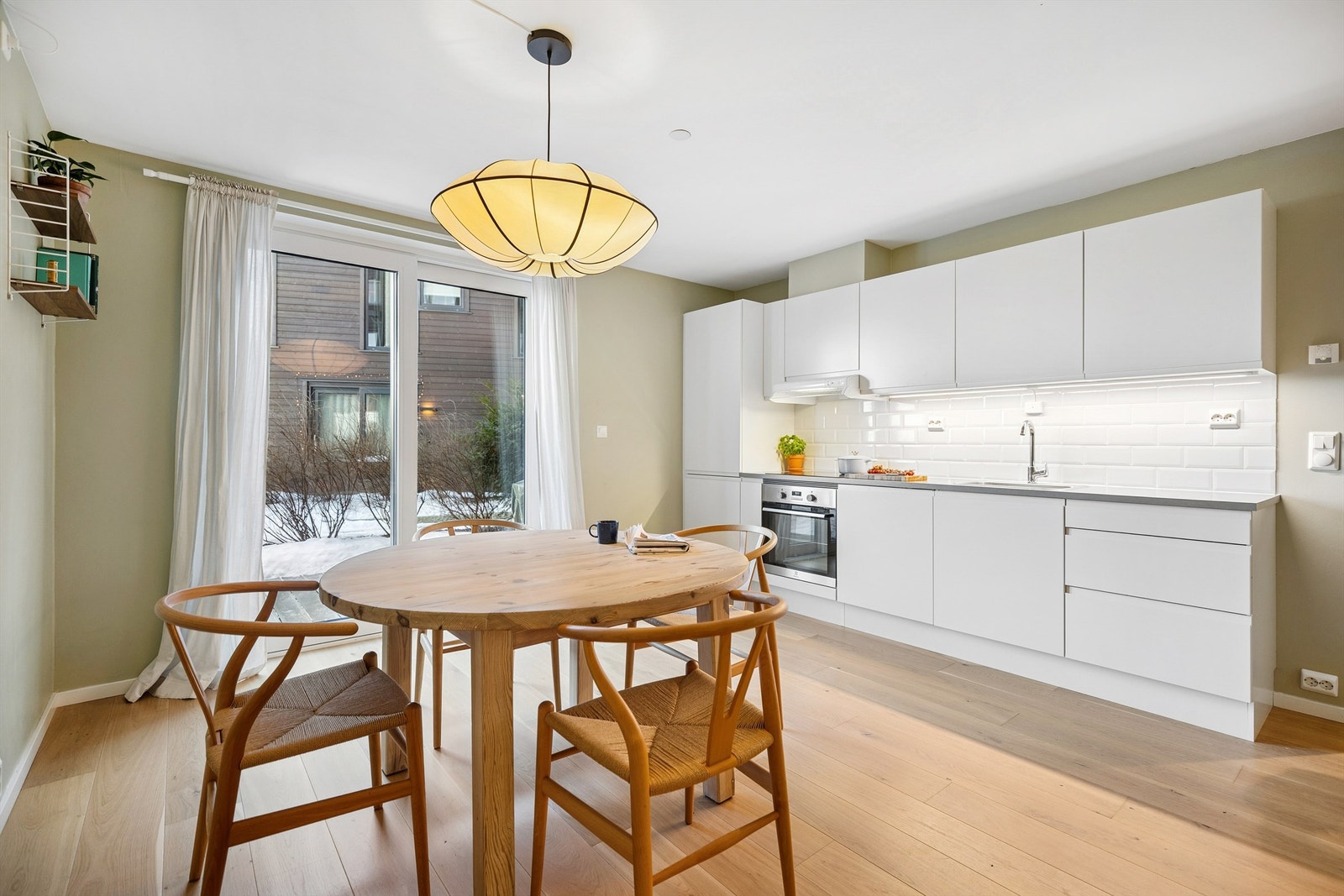 Lys og moderne kjøkkeninnredning med glatte fronter. Galleribilde