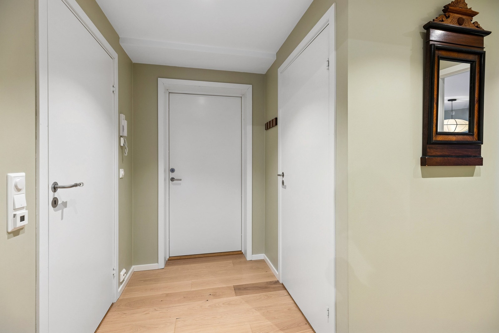 Romslig entré med 1-stavs parkett med vannbåren varme. Galleribilde