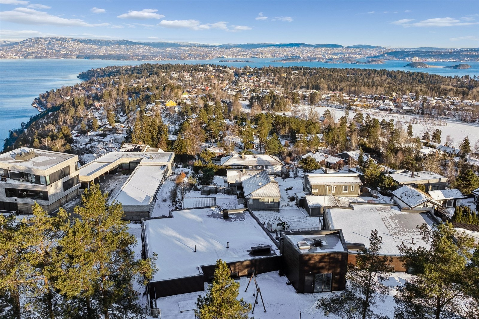 Sentral beliggenhet nesten på toppen av Vardenbakken. Området fremstår som rolig, grenser til friareal og sameiet har en pent opparbeidet felles tomt. Galleribilde
