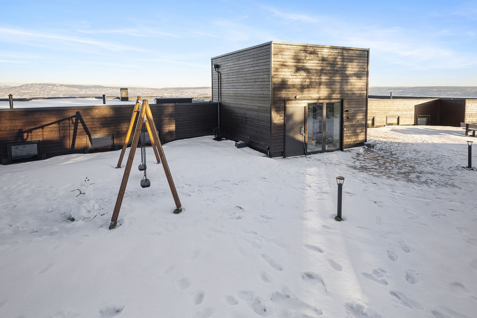 Felles uteareal på oversiden av blokken med plenareal, utegrill, utesitteplasser og felles redskapsbod. Galleribilde