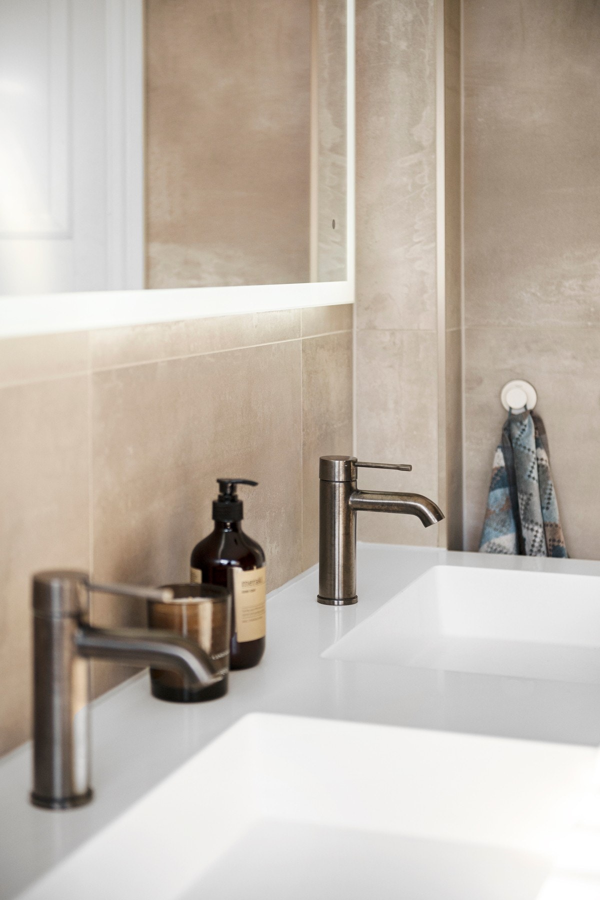 Dobbelservant i Corian med ett-greps armatur Galleribilde