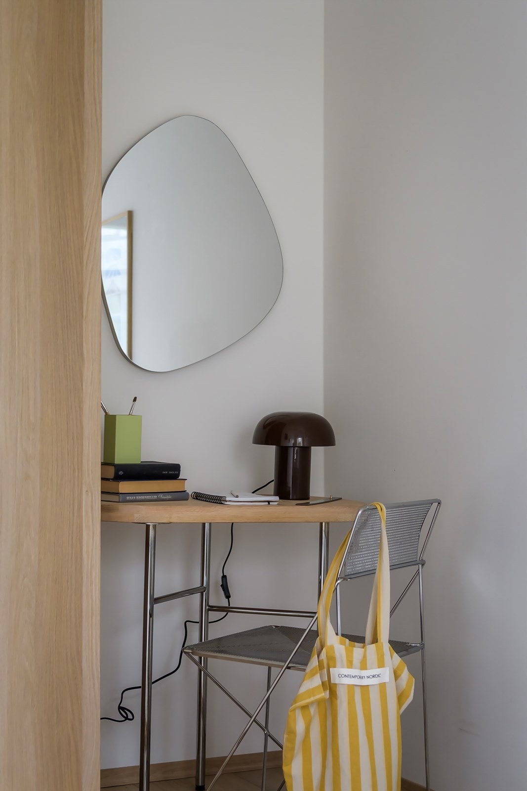 Fin plass til garderobeskap og skrivepult. Galleribilde