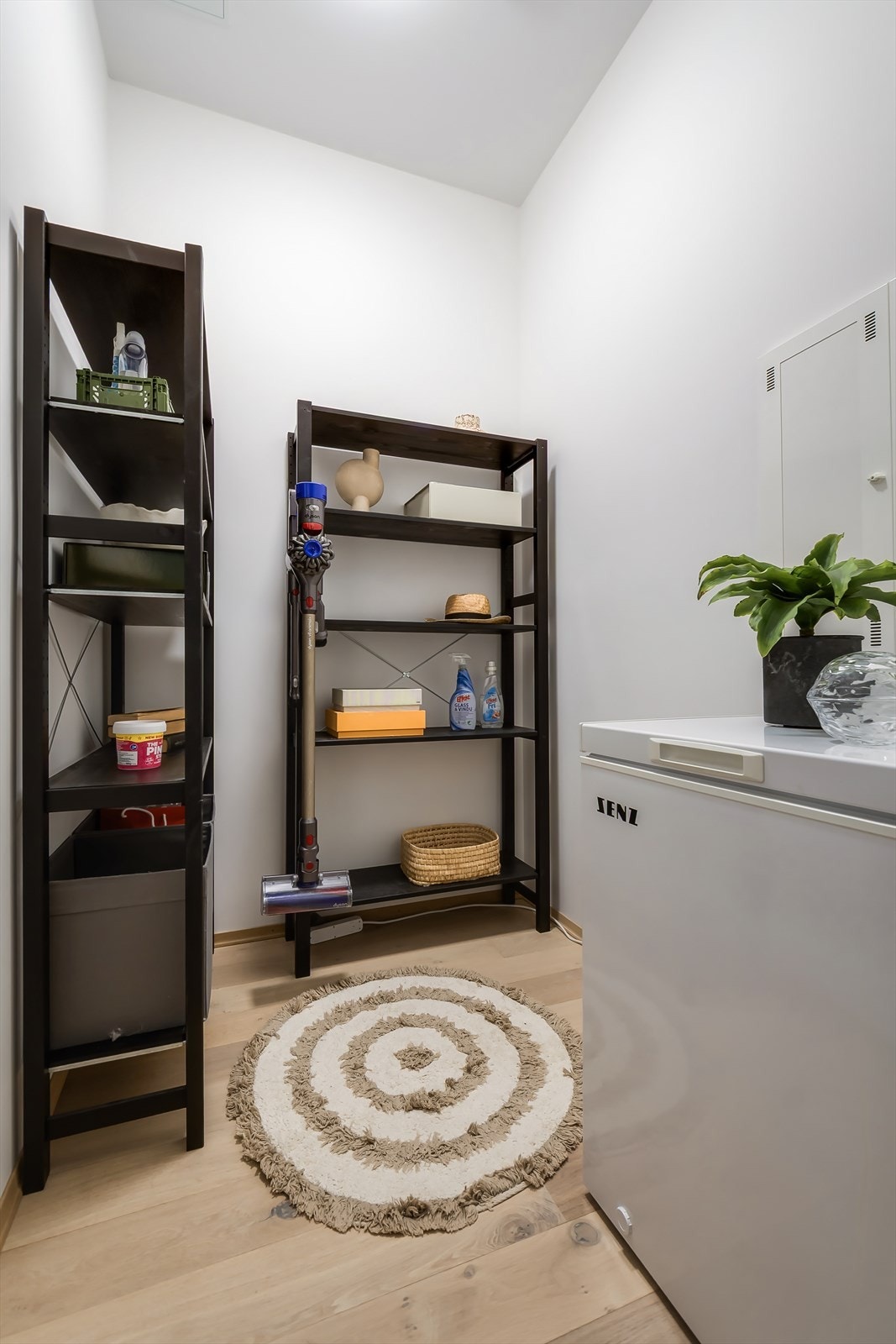 Leiligheten har en innvendig bod med mye oppbevaringsplass. Galleribilde