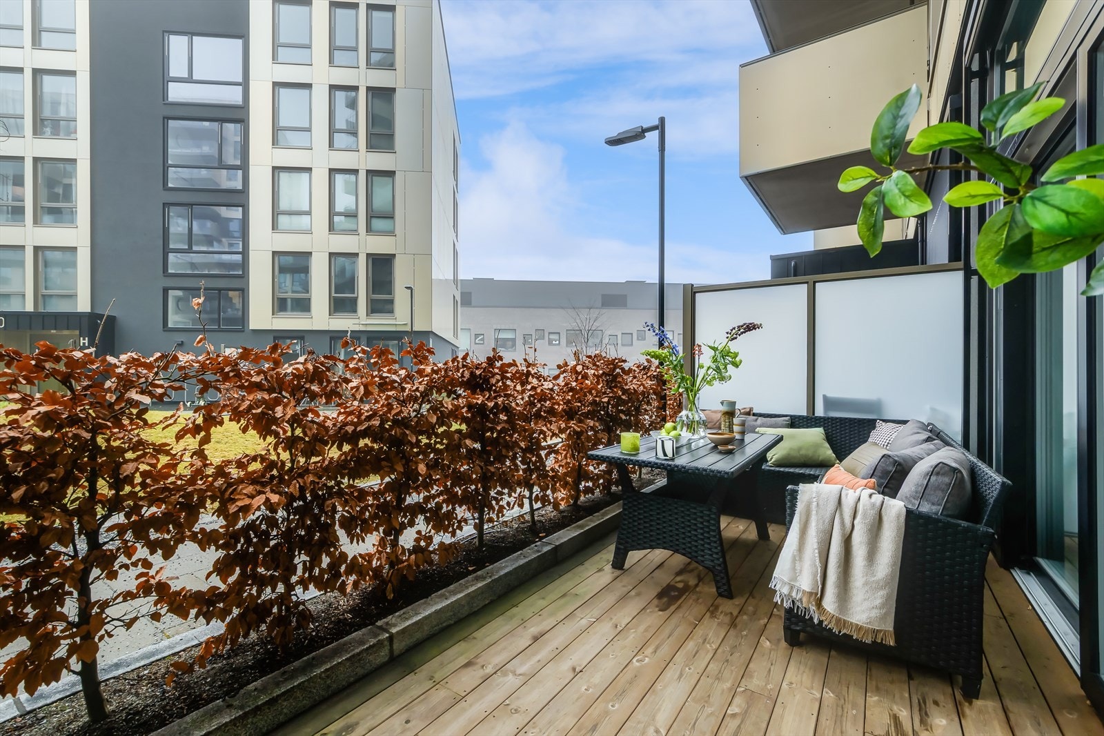 Beplantning skjermer fint for terrassen. Galleribilde