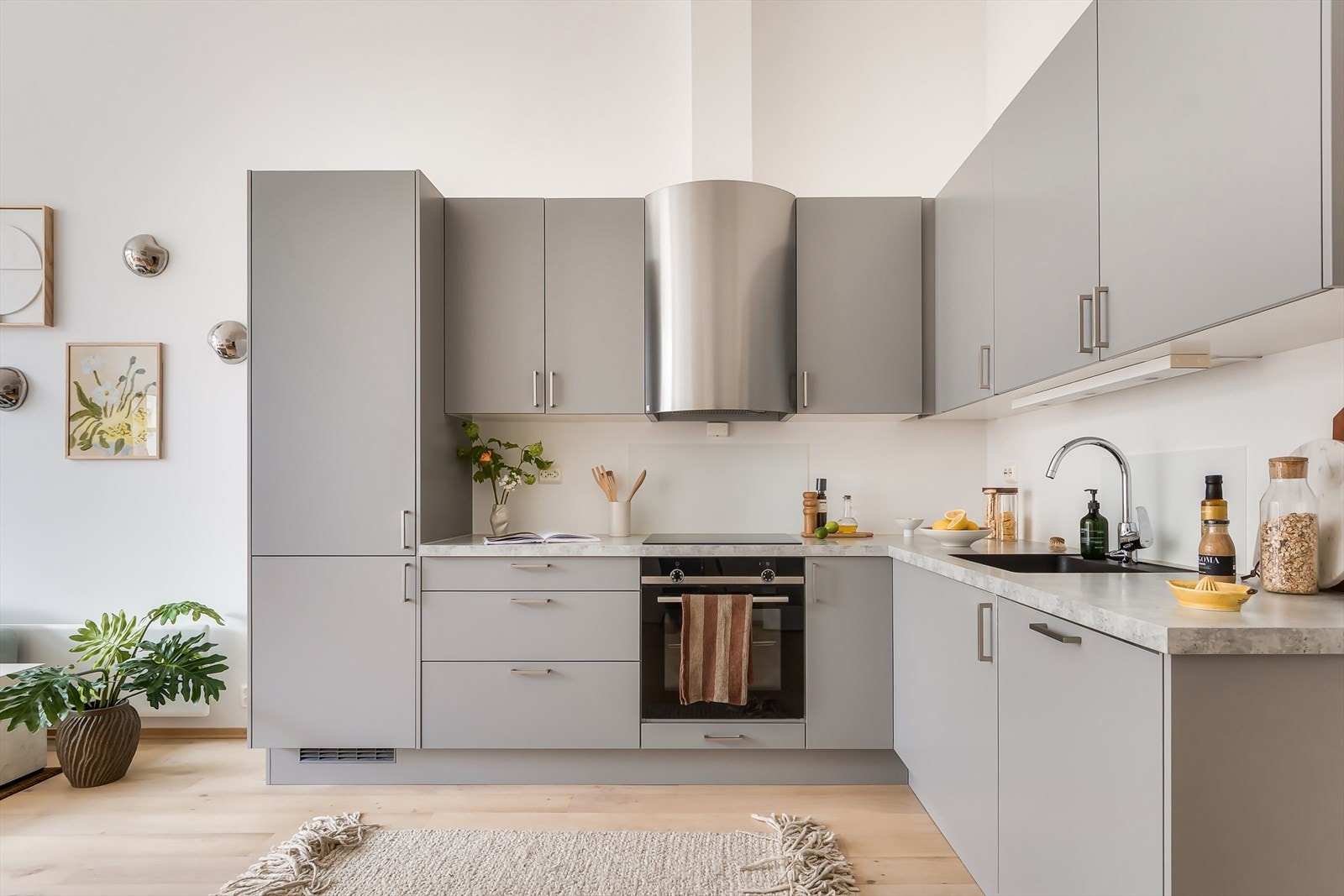 Lekkert og tidløst Sigdal kjøkken med integrerte hvitevarer. Kjøkkenet har godt med skap- og benkeplass. Det sosiale rommet med plass til flere kokker og matglade gjester. Galleribilde