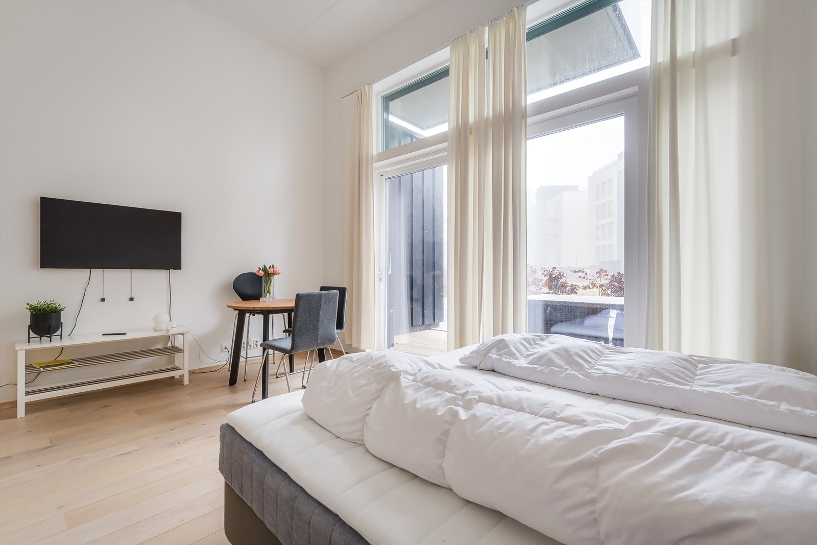 Leiligheten har en hotelløsning med dobbeltseng, sittegruppe og eget bad. Galleribilde