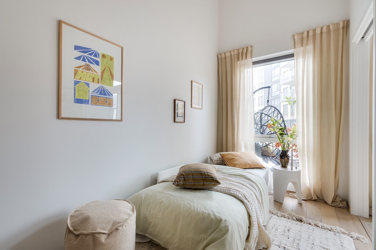 Soverom nummer tre ligger i tilknytning til stuen. Galleribilde