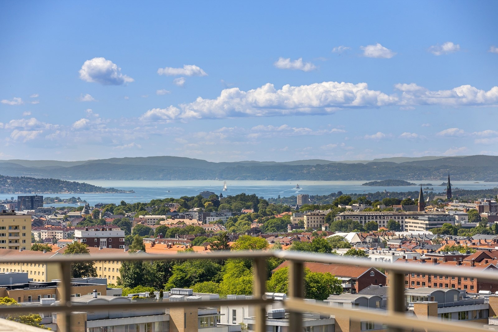 Nyt fantastisk utsikt over Oslos tak. Galleribilde