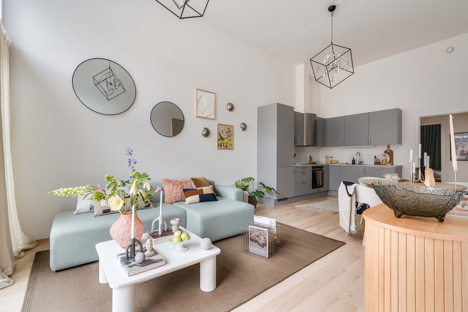 Åpen stue- og kjøkkenløsning gir gode møbleringsmuligheter, her er det god plass til flere sittegrupper og soner. Galleribilde