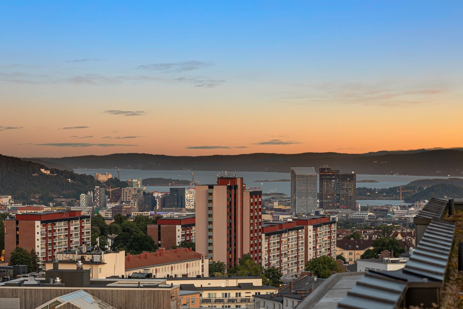 Leiligheten ligger i et attraktivt og sentralt boligområde i Nydalen/Storo i Oslo kommune. Nydalen har de siste årene gjennomgått en totalforvandling og er nå et urbant, levende og meget moderne bydelssenter. Galleribilde