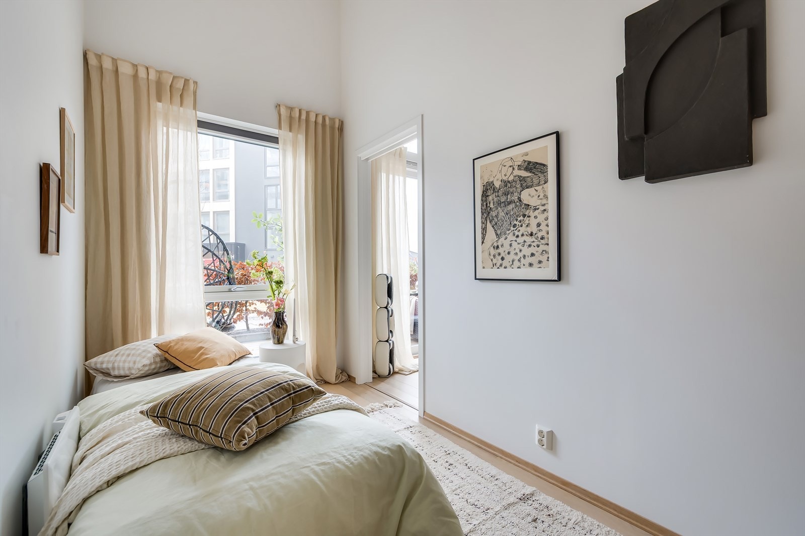 Her får du et luftig soverom vendt ut mot balkong, samt utvendig screens for god solskjerming. Galleribilde