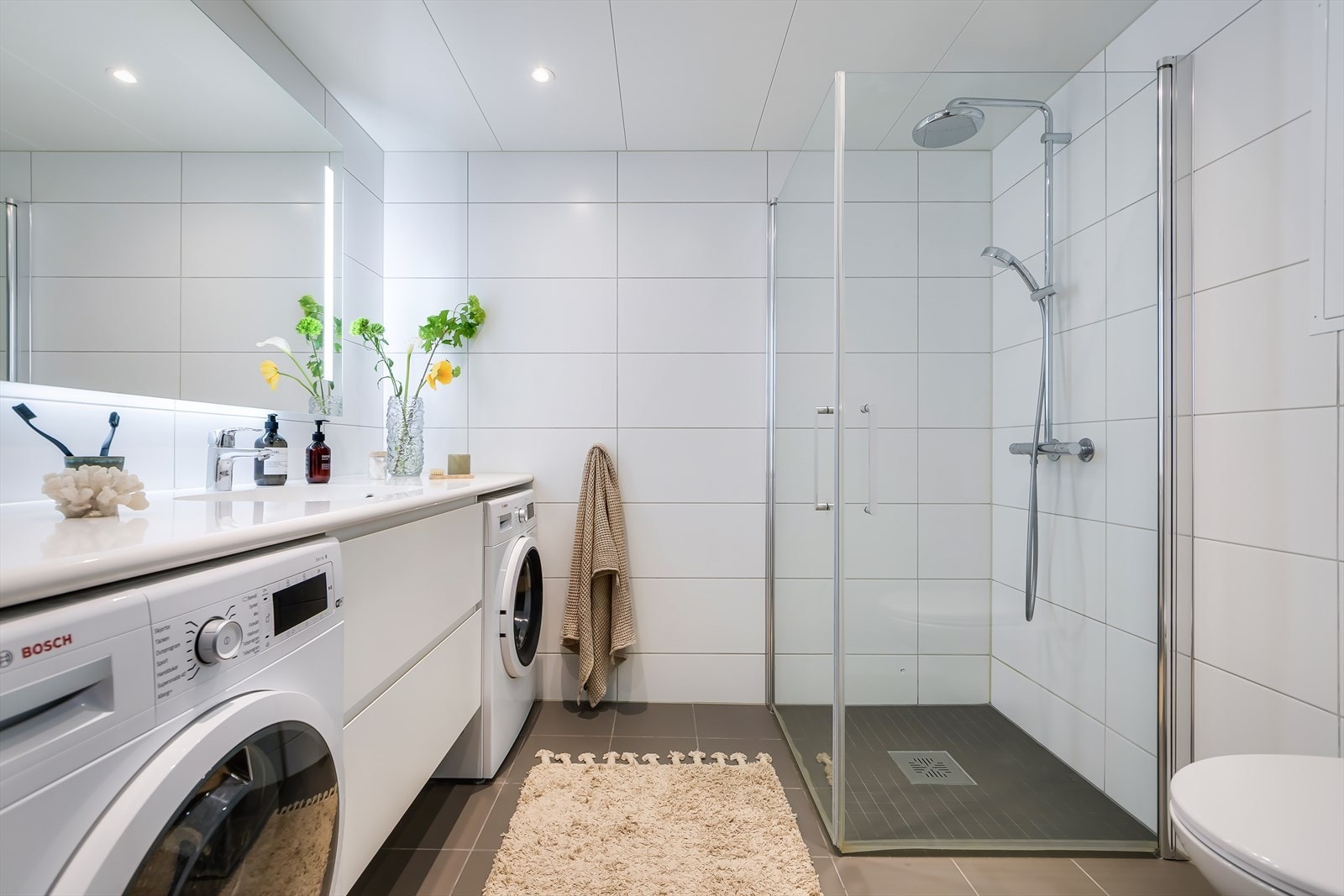 Pent flislagt bad med opplegg for vaskemaskin og tørketrommel. Galleribilde