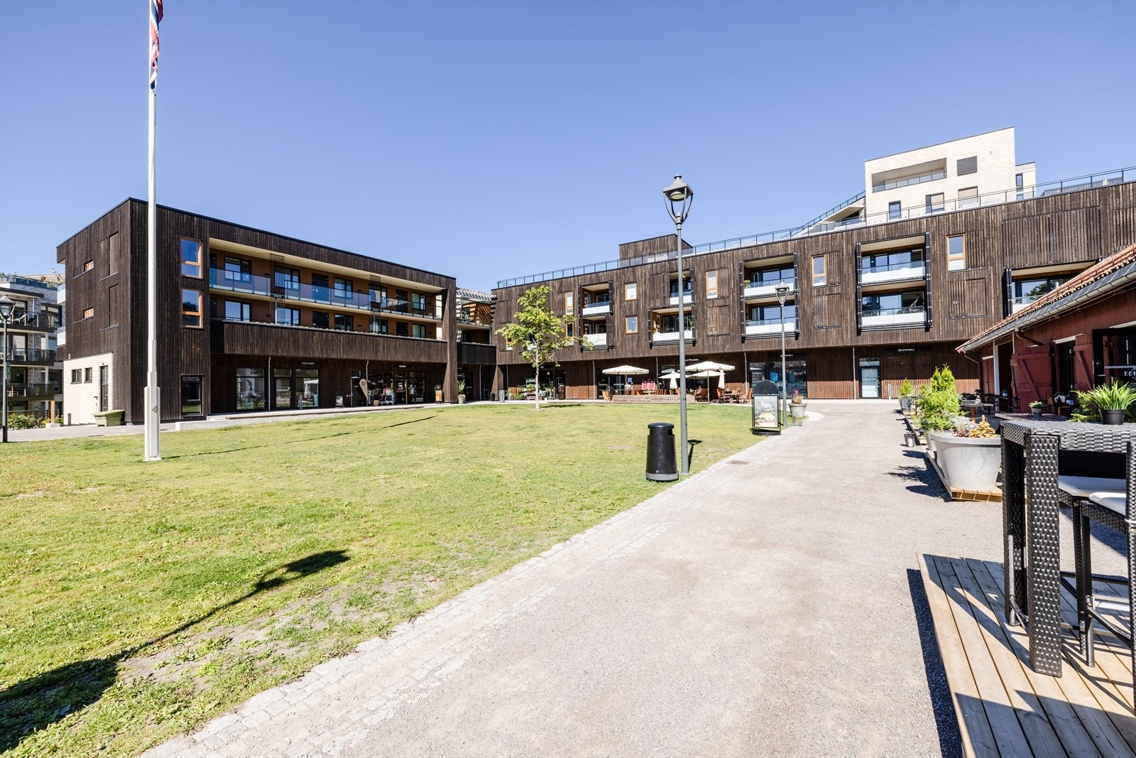 Dagligvarehandelen kan gjøres ved bl.a. Meny på Lillo Gård. Galleribilde