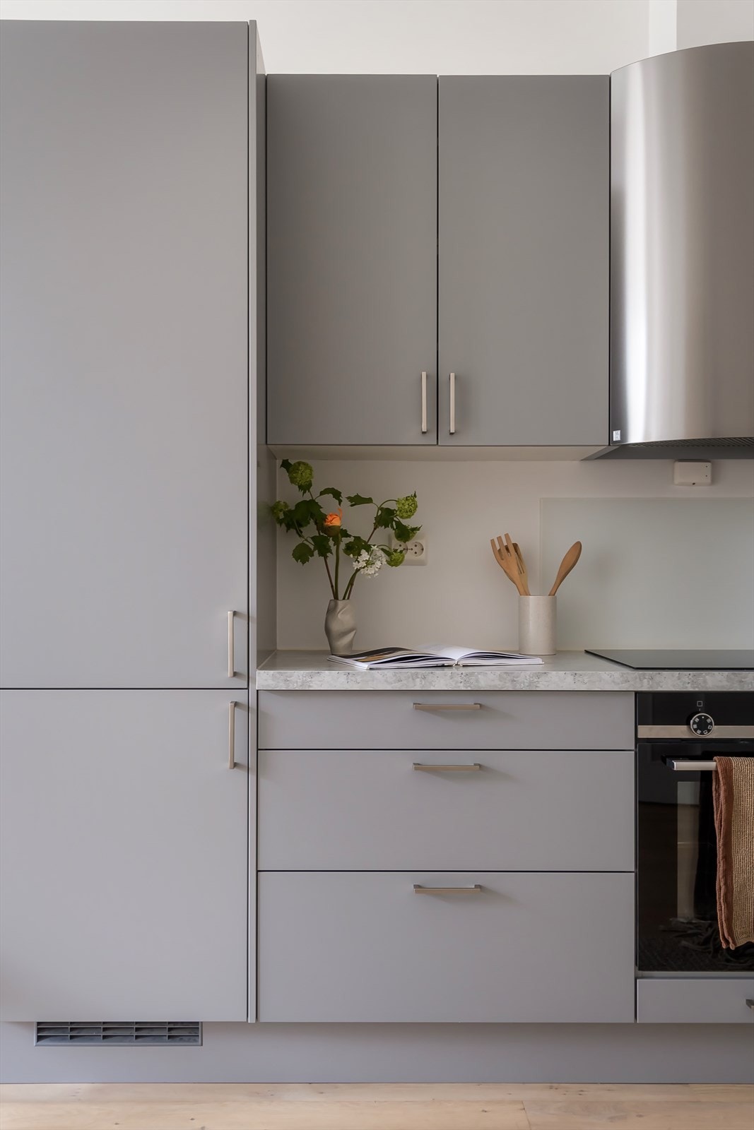 Her får du integrerte hvitevarer som induksjon platetopp, stekeovn, oppvaskmaskin og kjøleskap/fryseskap. Galleribilde