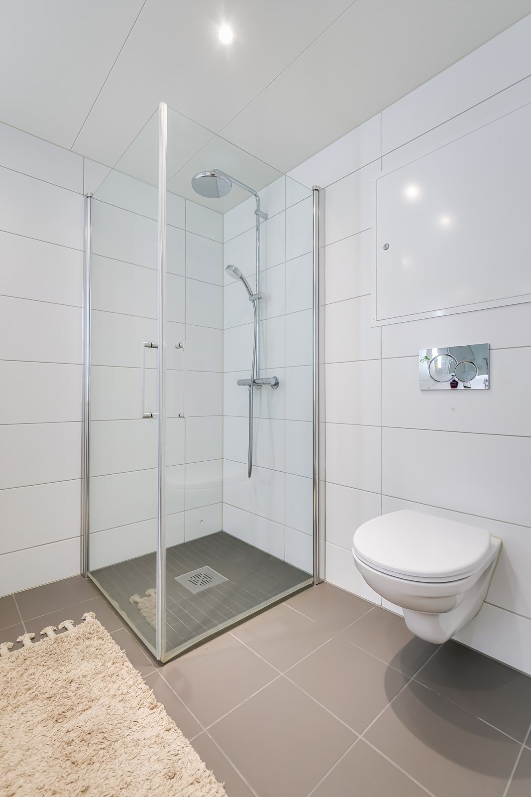 Praktisk dusjhjørne med regndusj og innfellbare dusjdører. Galleribilde