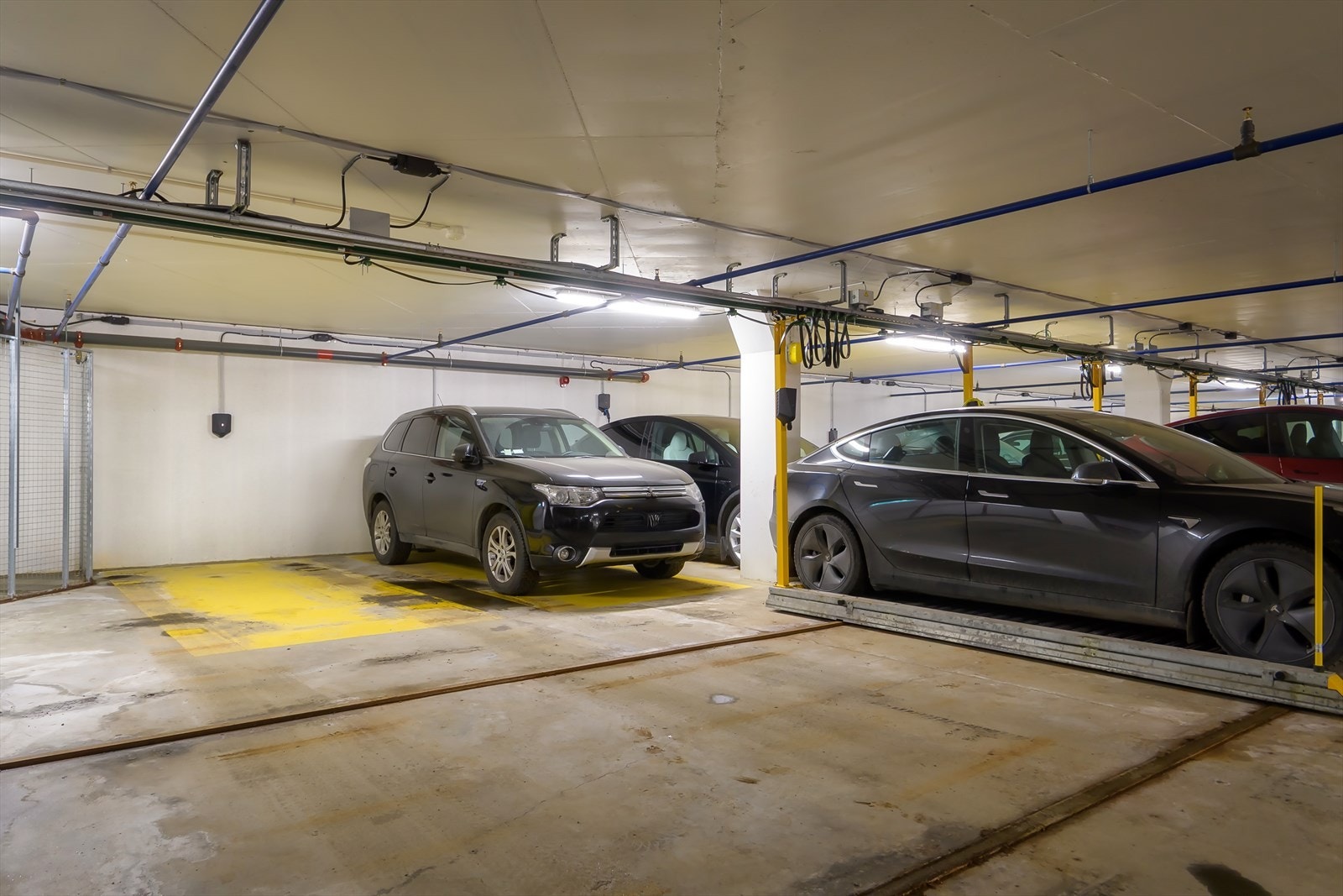 Leiligheten disponerer en garasjeplass med elbil-lader i felles garasjeanlegg. Plassen ligger på ende som gir litt mer plass, det er også flåtesystem hvor en flyttbar plattform må flyttes for å komme frem til plassen, dette gjøres enkelt med en knapp. Galleribilde