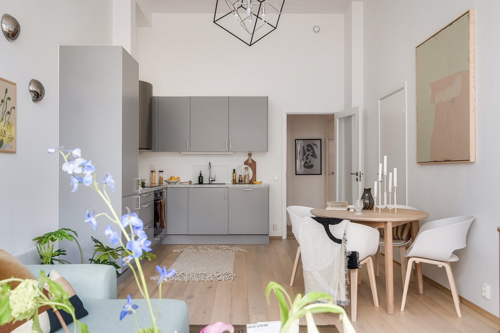 Leiligheten har blant annet 1-stavs eikeparkett på gulv og balansert ventilasjon. Galleribilde