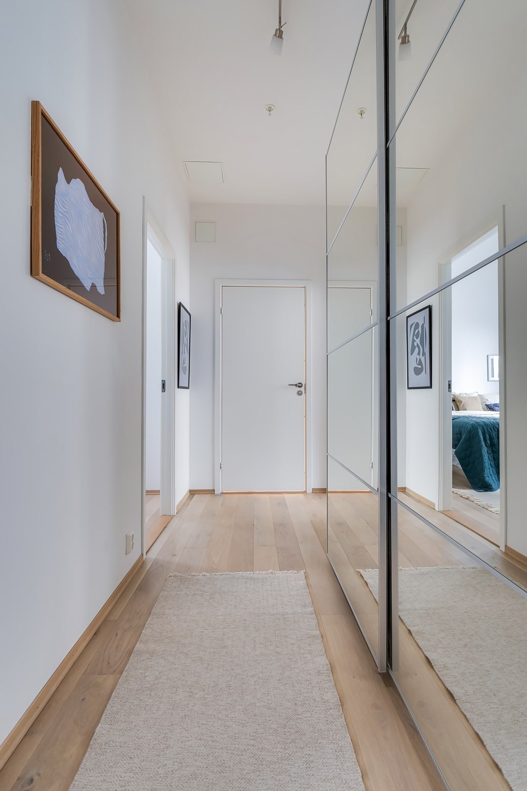 Gang med skyvedørsgarderobe for oppbevaring av sko og yttertøy. Galleribilde