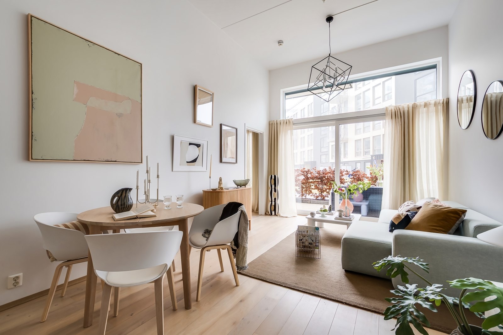 En strøken og lekker 4-roms med gjennomgående høy standard fra 2020. Galleribilde