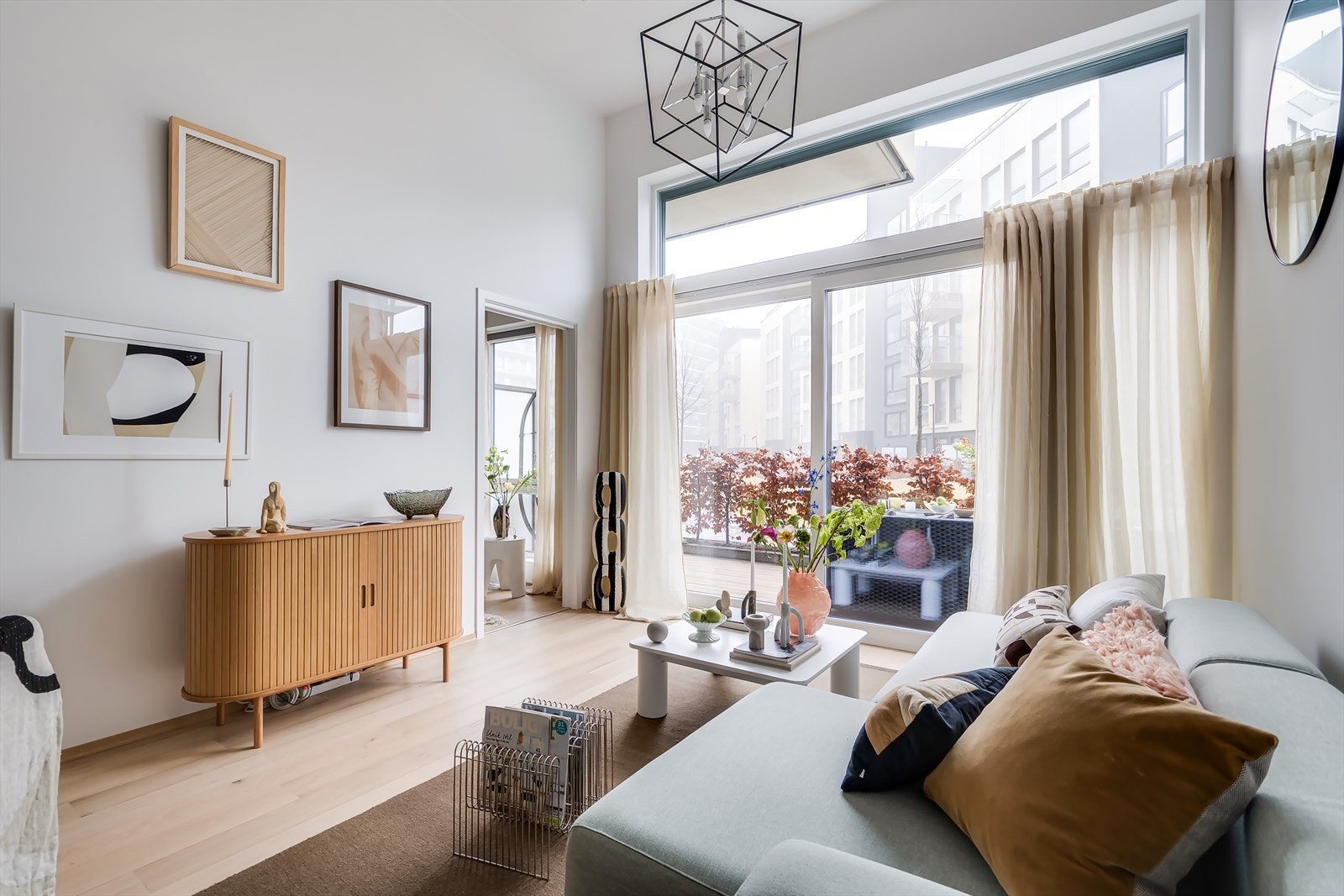 Fra stue er det utgang til sydvendt balkong med meget gode solforhold. Galleribilde