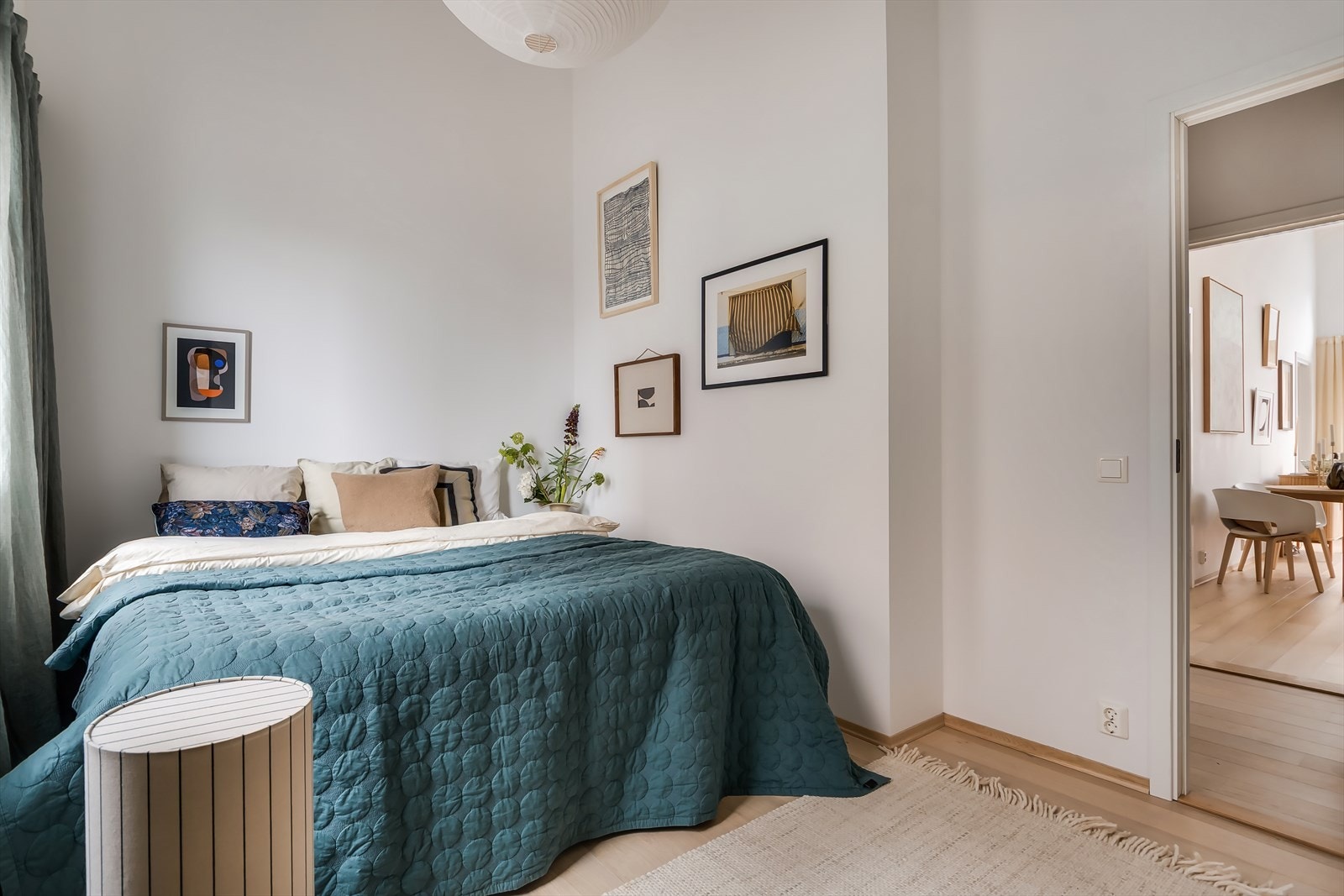 Halve leiligheten vender fra bakgården og oppleves da som en 2. etasje. Galleribilde