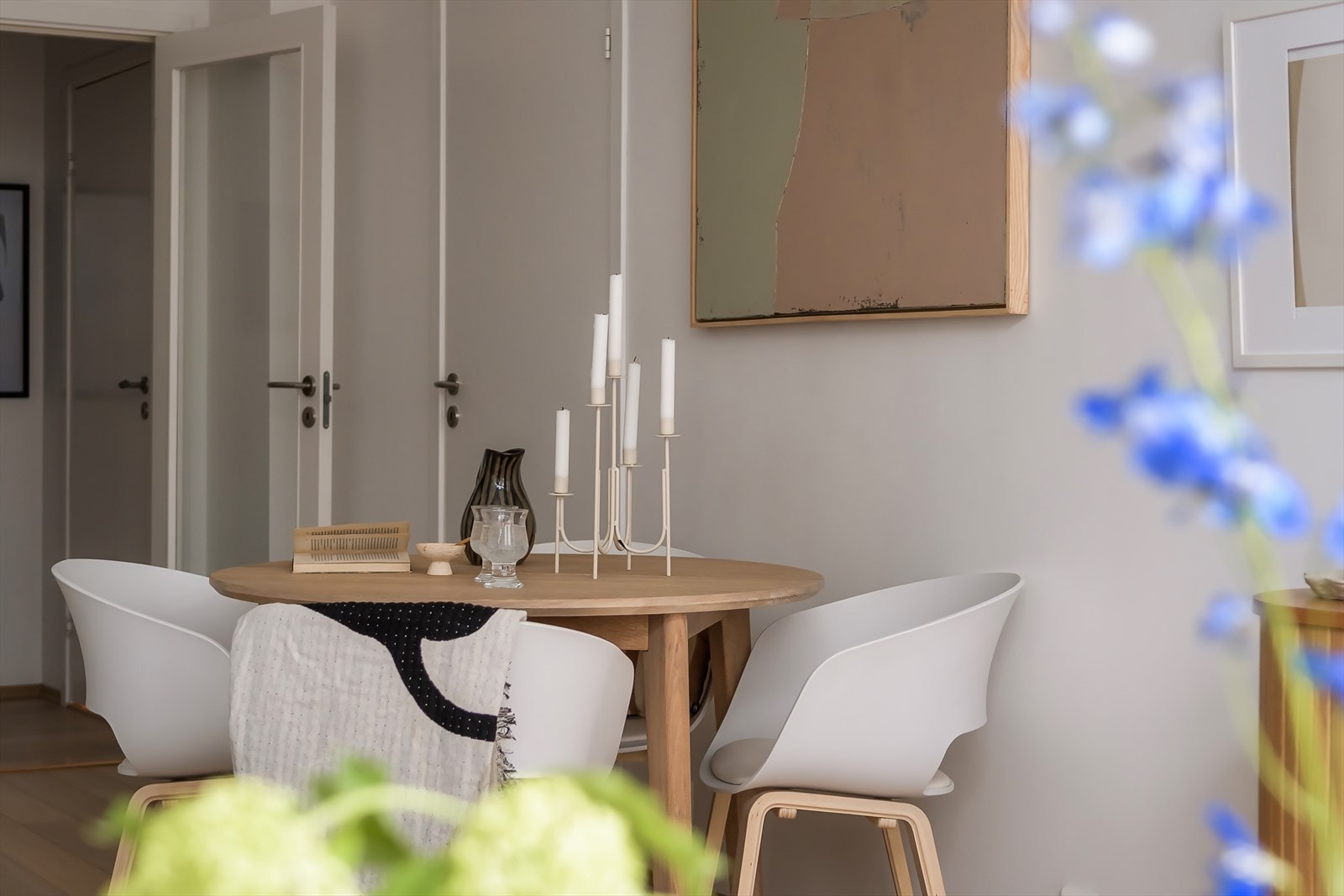 Det er fin plass til en spisegruppe ved kjøkkenet. Galleribilde