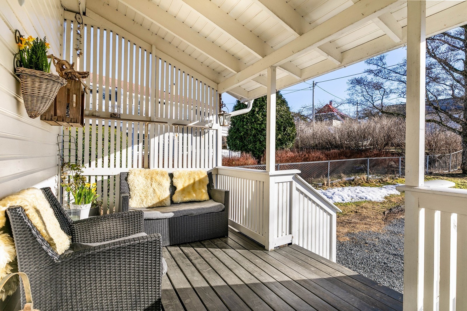 Sommerstid kommer solen til inngangssiden allerede tidlig på dagen. Galleribilde