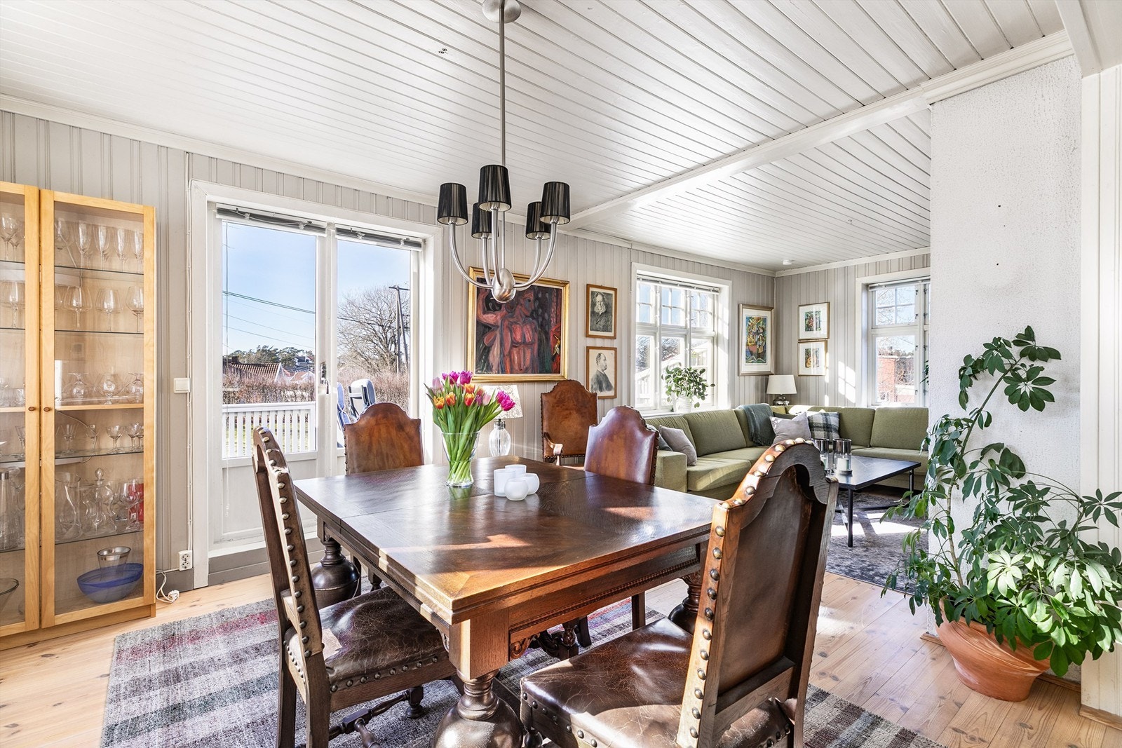 Første etasje i boligens opprinnelige del er i praksis en eneste stor sosial sone hvor stuen og kjøkkenet er åpent forbundet. Galleribilde