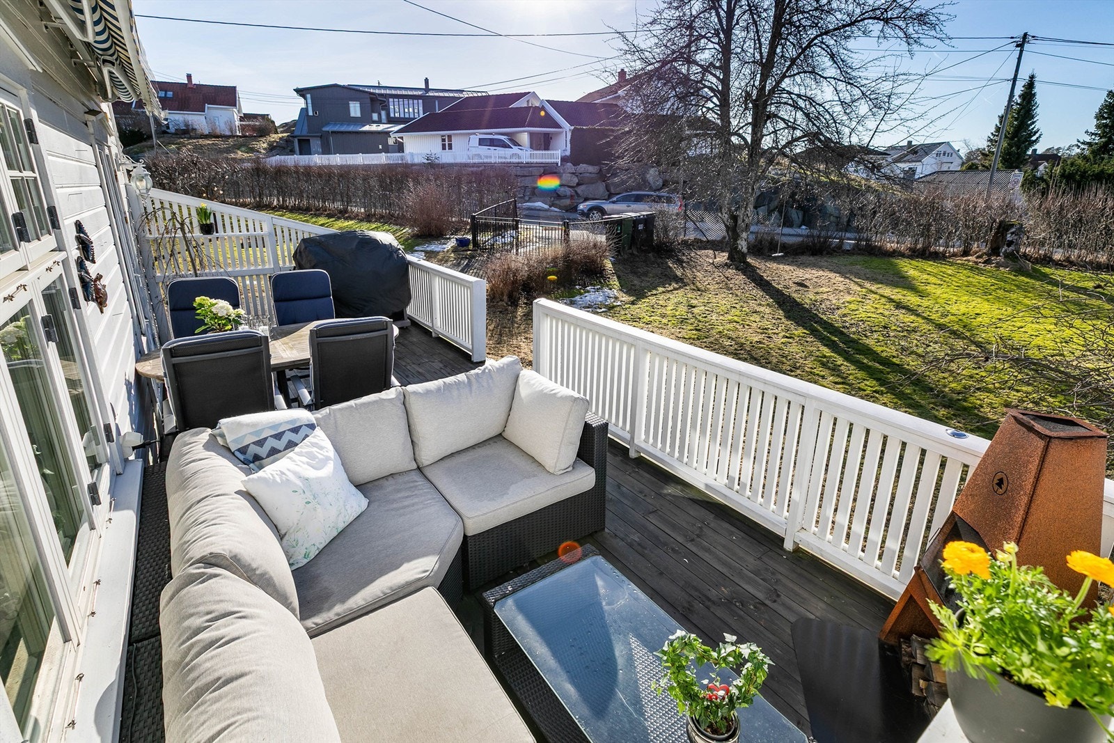 Rundt boligen er det sol store deler av dagen, på terrassen allerede fra rundt kl. 12 sommerstid. Galleribilde