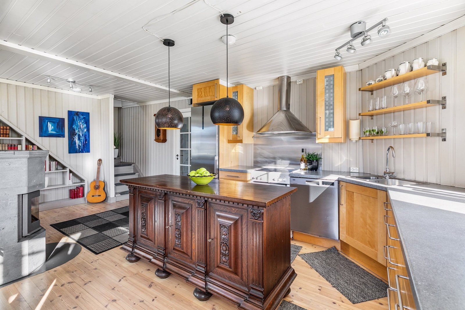 Med vask og kokesone side om side er kjøkkenet praktisk og effektivt. Benkene er stedvis svellet. Galleribilde