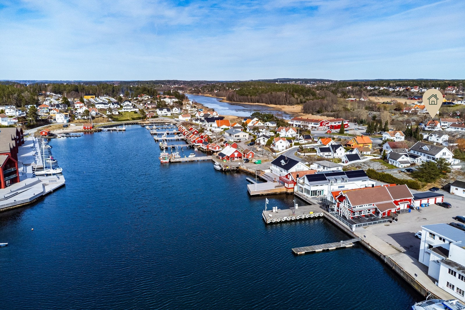 Engelsviken har i senere år hatt stor tilflytting, men bevart mye av sin egenart og maritime atmosfære. Galleribilde