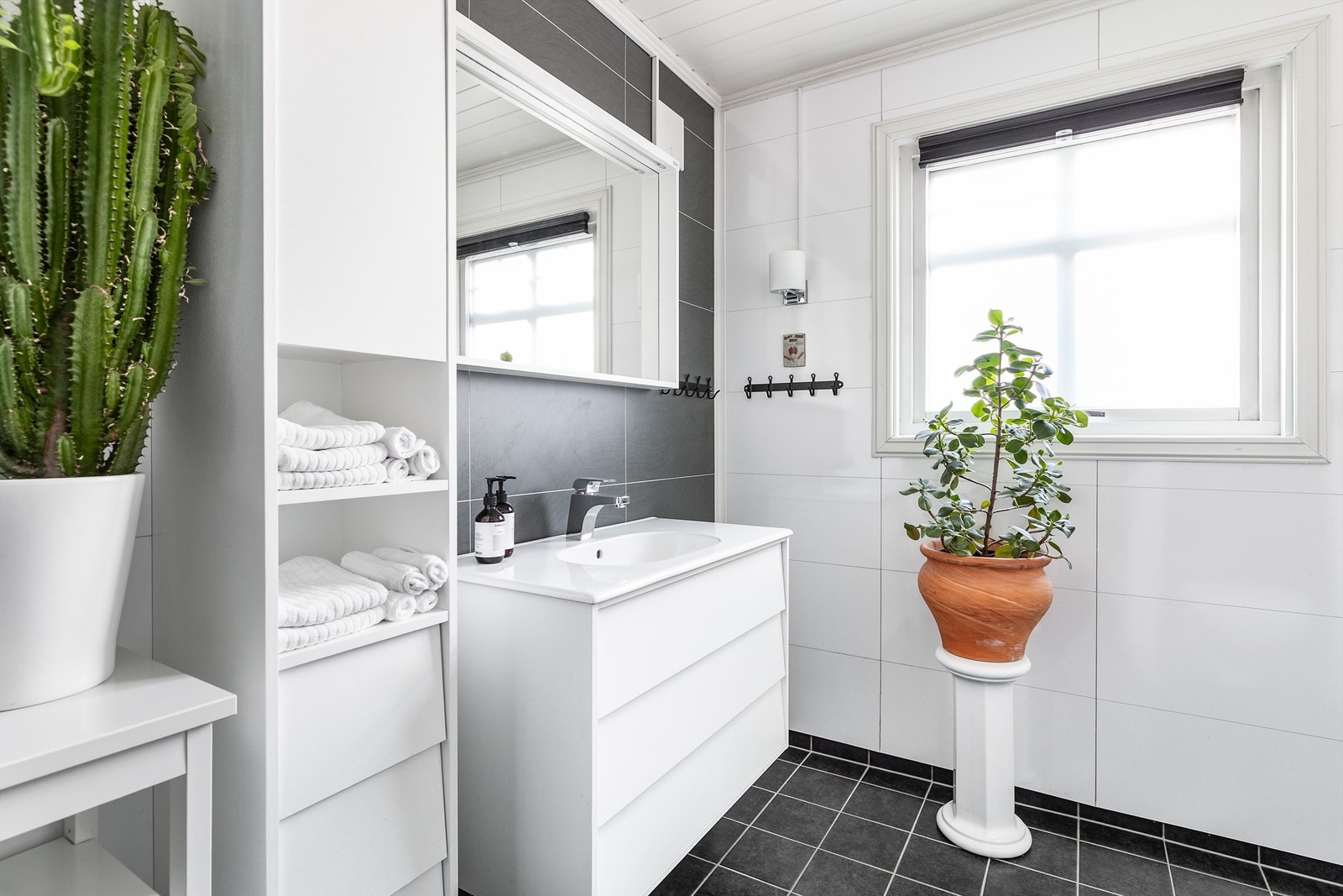 Badet ble delvis fornyet i 2015. Etablering av gulvmembran, flislegging og elektro-/VVS-arbeider ble utført av fagpersonell. Ulike forhold er gitt TG 2. Galleribilde