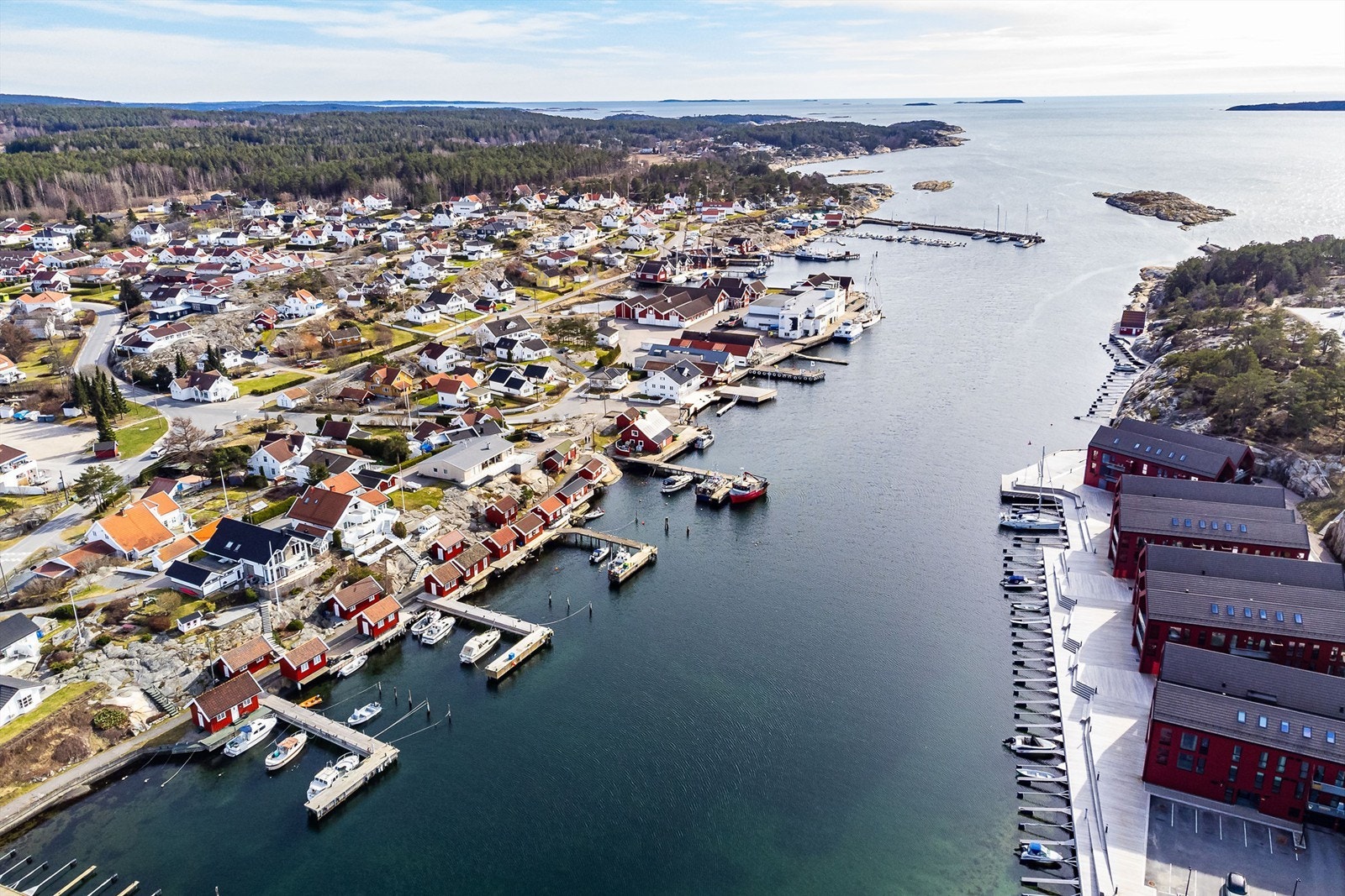 I den omfangsrike og vakre skjærgården utenfor er det nærmest uendelig mange steder å fortøye båten. Galleribilde