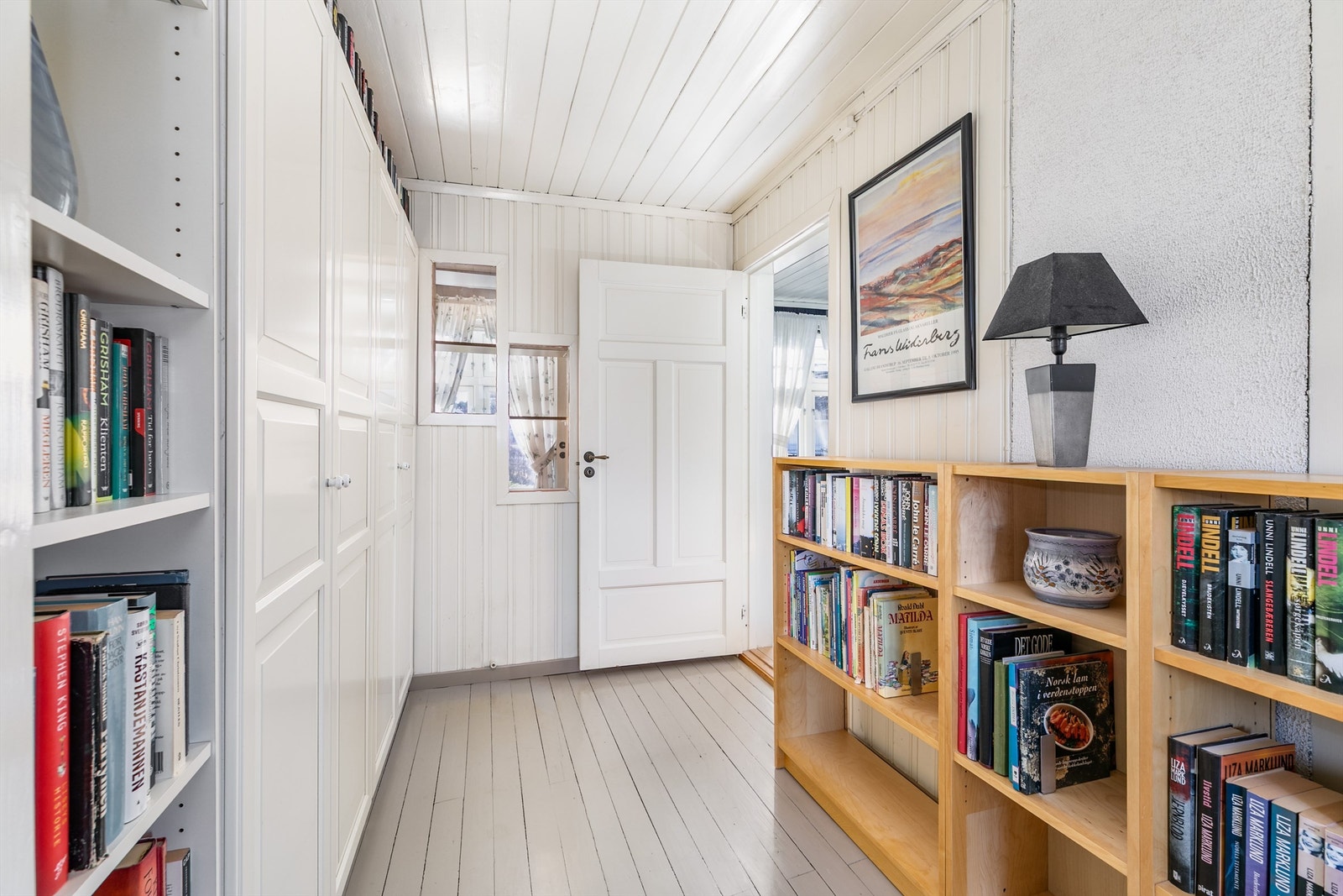 I den romslige gangen mellom soverommene er det god plass til supplerende garderobeskap/oppbevaringsmøbler. Galleribilde