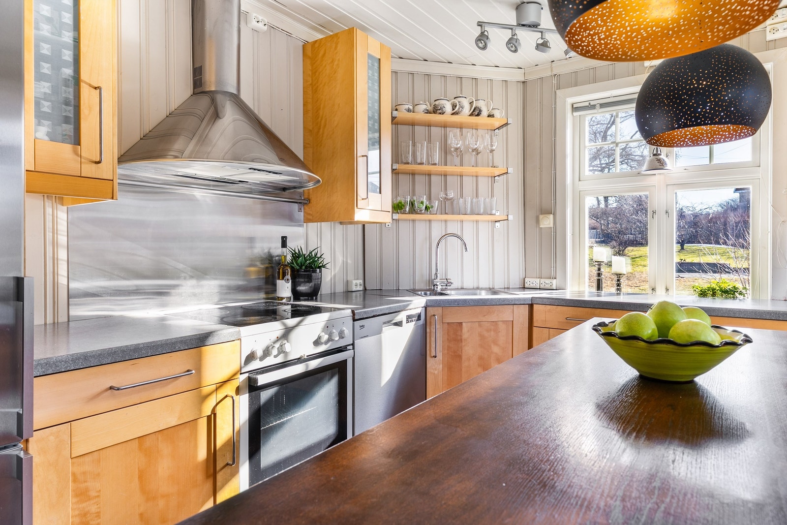 Av hvitevarer på kjøkkenet medfølger både komfyr, oppvaskmaskin og kombiskap. Galleribilde