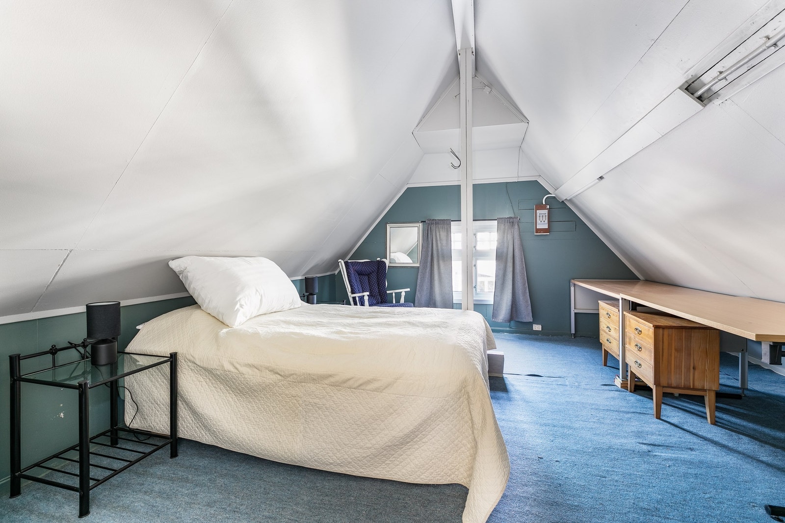 Soverommet i tilbygget er boligens største, med hele 20 kvm. gulvflate og opptil 2,8 meter himlingshøyde. Dette var originalt ett kott, og er ikke omsøkt/bruksendret hos kommunen og derfor ikke godkjent til varig opphold. Galleribilde