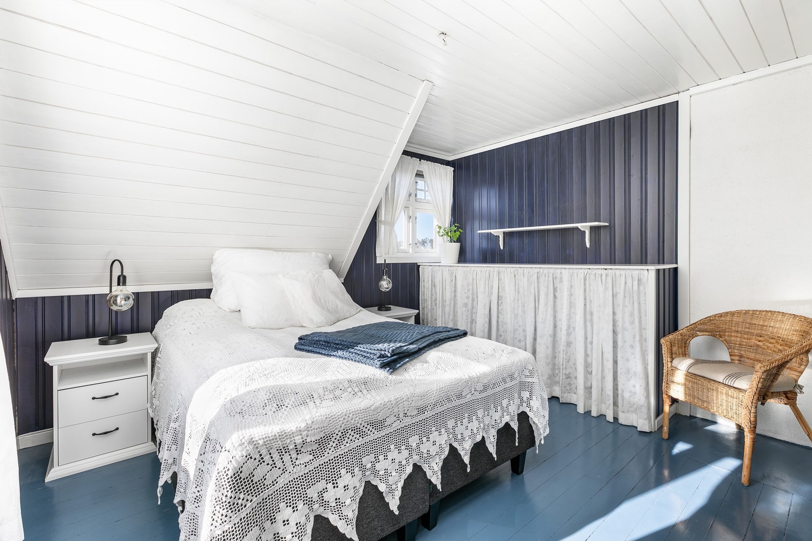 Soverommene er alle av generøs størrelse. Dette og tilstøtende rom har ca. 11 kvm. gulvflate hver. Galleribilde