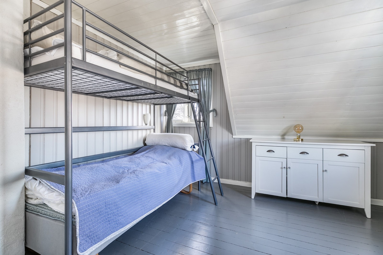 Romløsningen med tre soverom på én flate er spesielt praktisk mens barna er små. Galleribilde