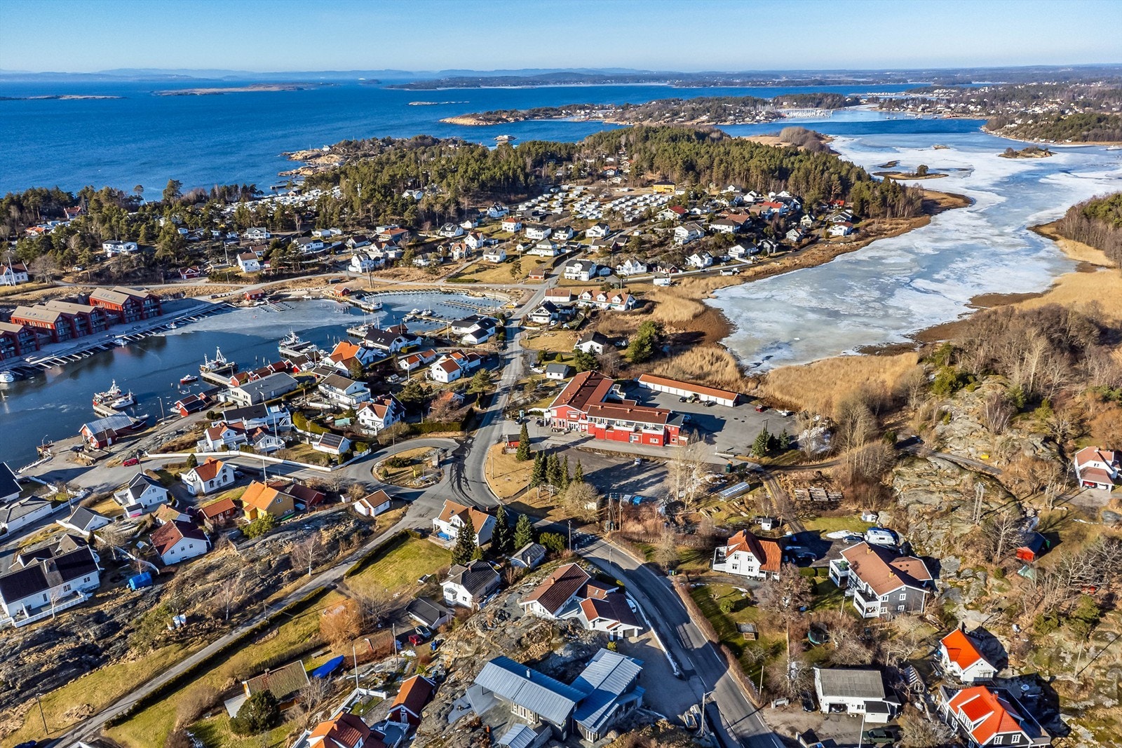 Fra eiendommen er det gangavstand til flere fine badesteder og barnevennlige sandstrender. Galleribilde