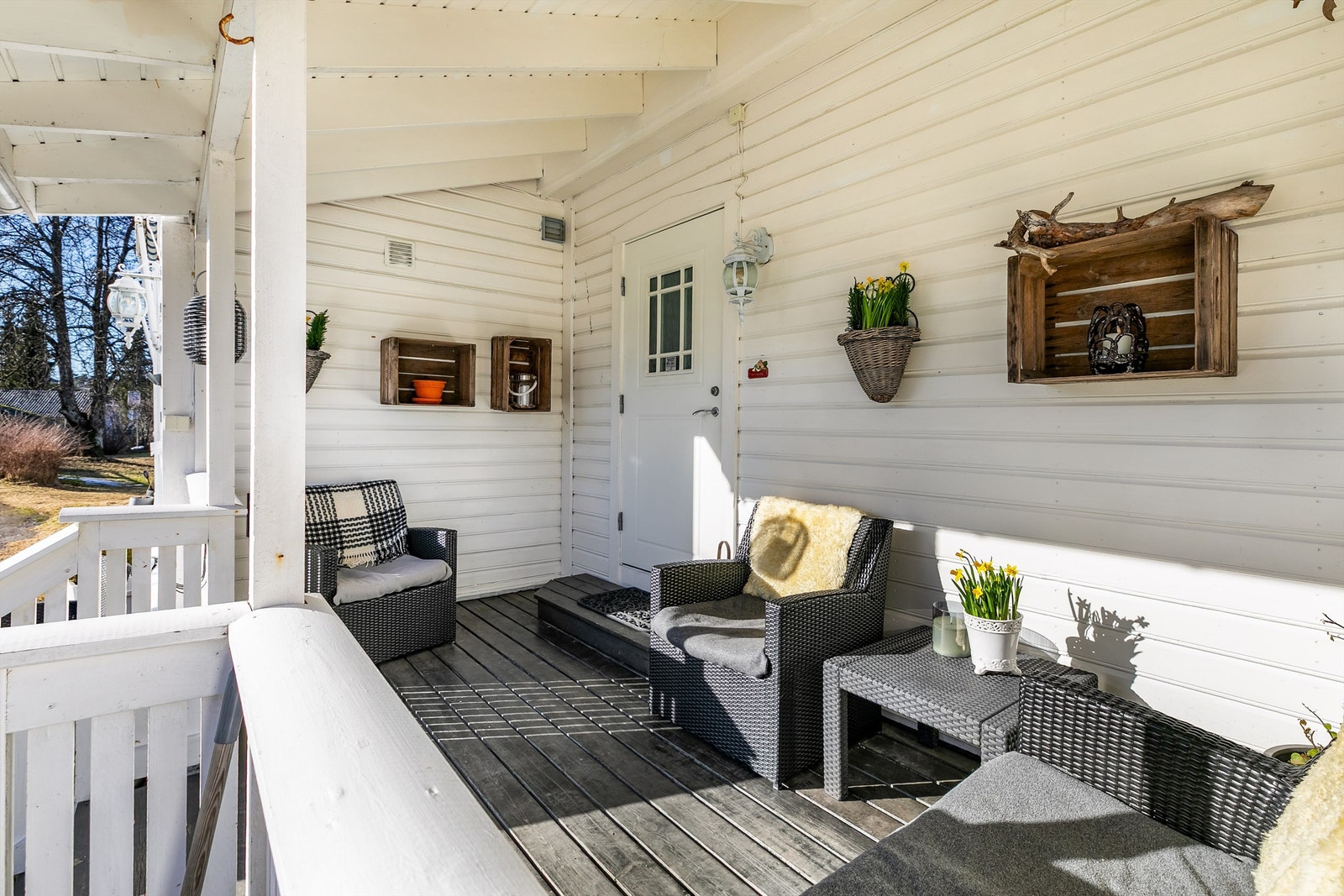 På inngangspartiets skjermede veranda er det lunt og hyggelig. Her er det mulig å sitte ute selv om sommerværet ikke er på sitt aller beste. Galleribilde