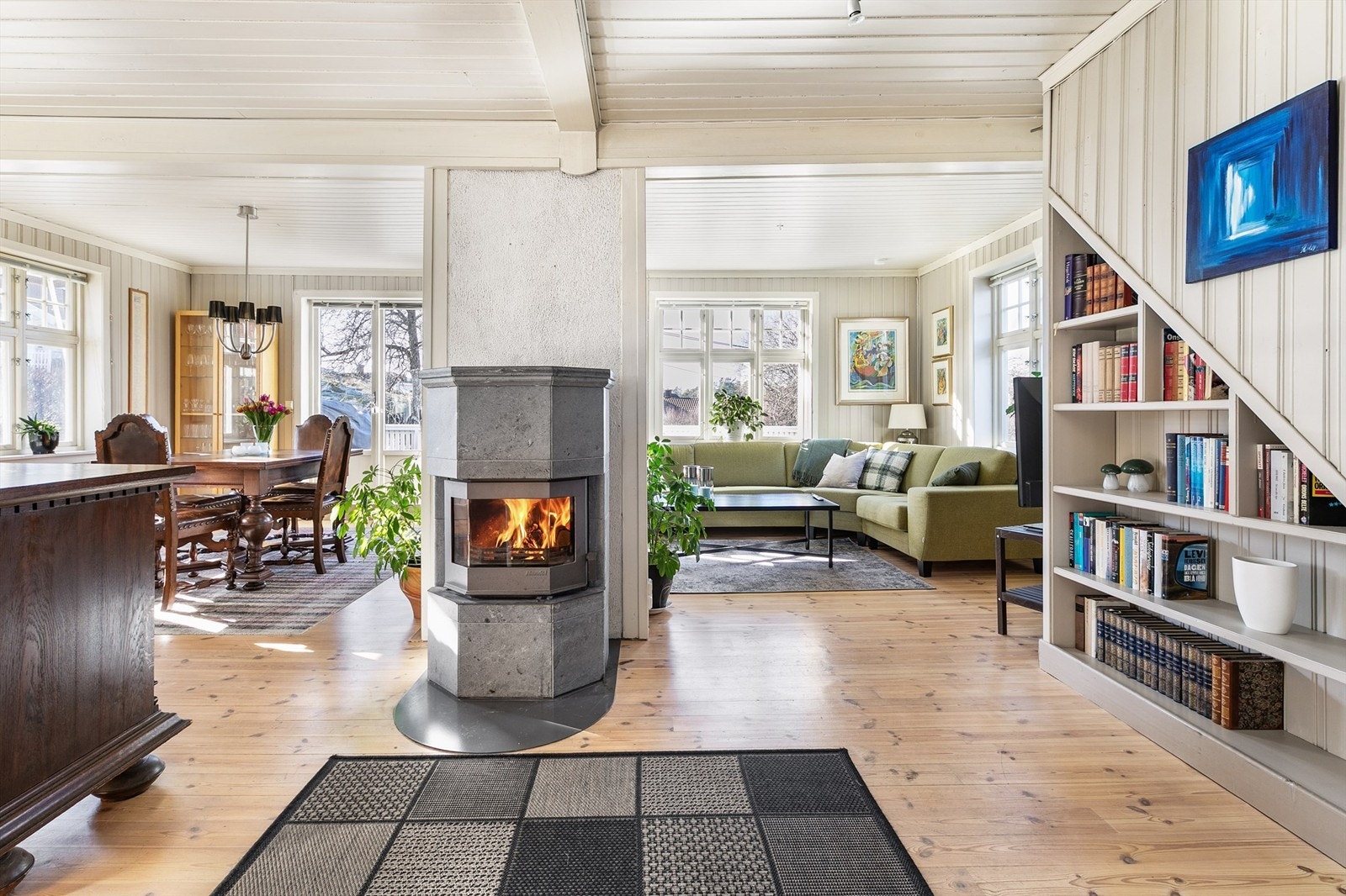 Stuen inneholder både luft-luft varmepumpe fra 2010 og en like dekorativ som varmende klebersteinsovn. Stålrør ble montert i skorsteinen i 2002. Galleribilde