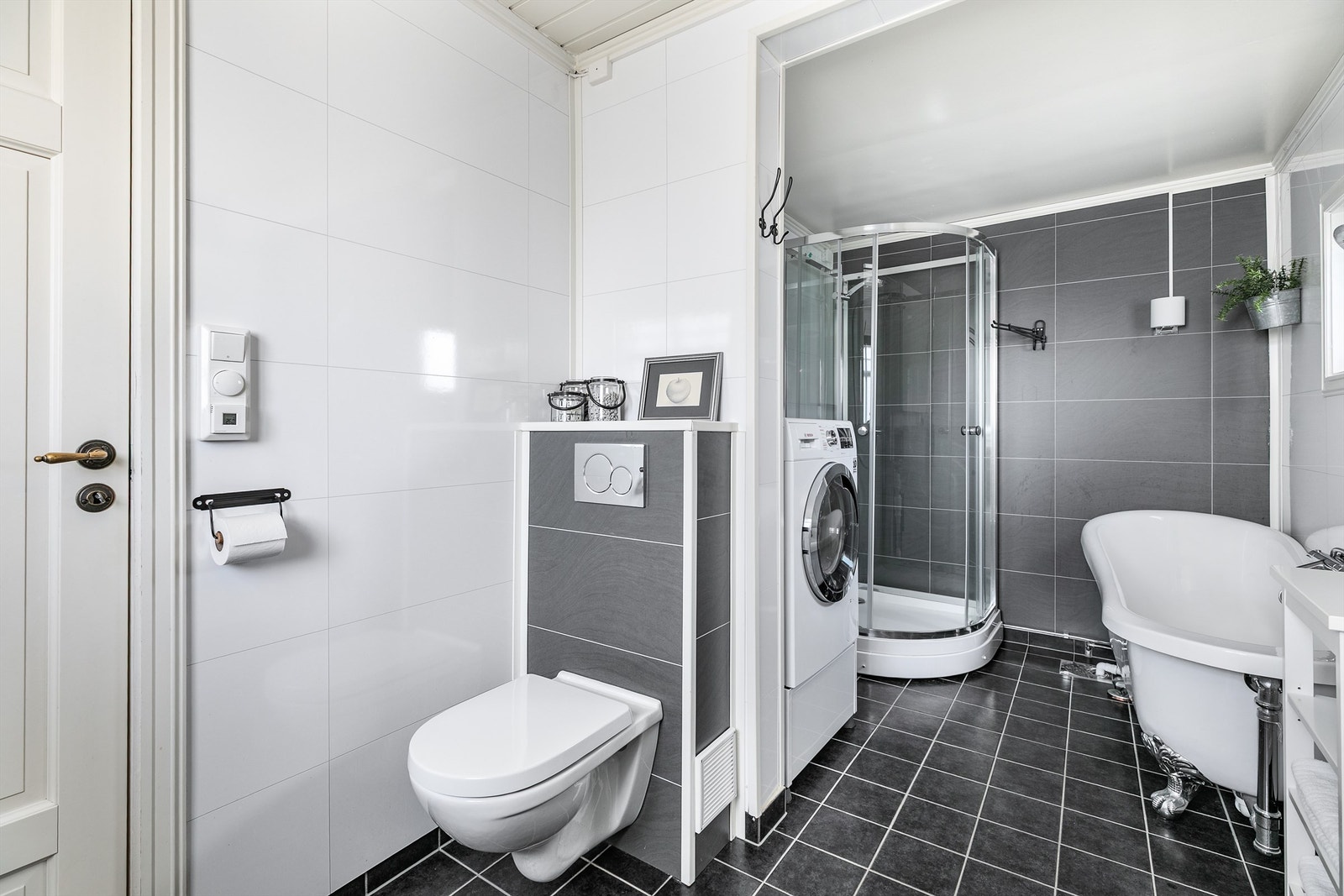 Badet er på nesten 9 kvm. og har god plass også for vaskemaskin. Galleribilde