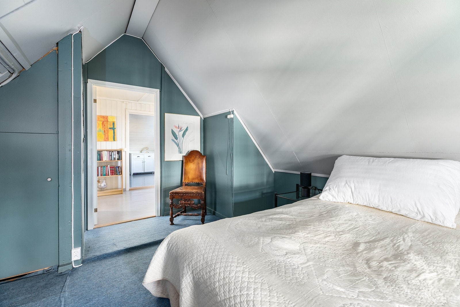 I tilbyggets soverom inngår også et romslig kott som dels er bygget opp av garderobeskap. Galleribilde