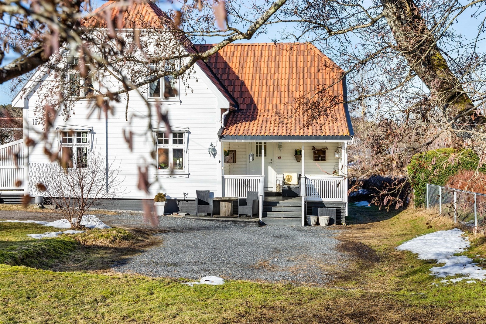 Sørveggen ble kledd om i 2017, østveggen i 2018. Alle sider ble malt i 2018. Galleribilde