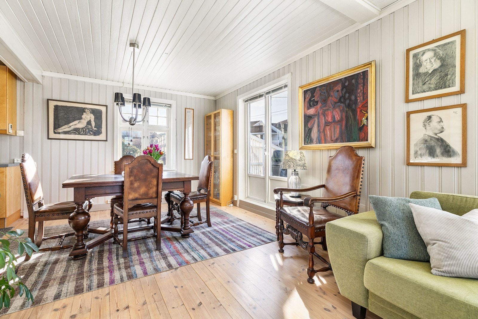 Ulike oppgraderinger er i nyere tid utført også innvendig. Boligen har likevel en klassisk atmosfære med skjevheter og til dels eldre, autentiske overflater. Galleribilde