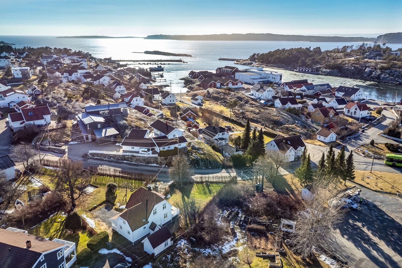 Bak boligen står en bod på ca. 12 kvm. som er velegnet for oppbevaring av blant annet hageredskaper. Galleribilde