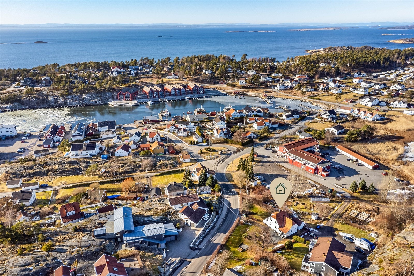 Eiendommen ligger midt i kystperlen Engelsviken som av mange forbindes med sommer, sol og sjø. Fotograf; Børge Oppegård. Galleribilde