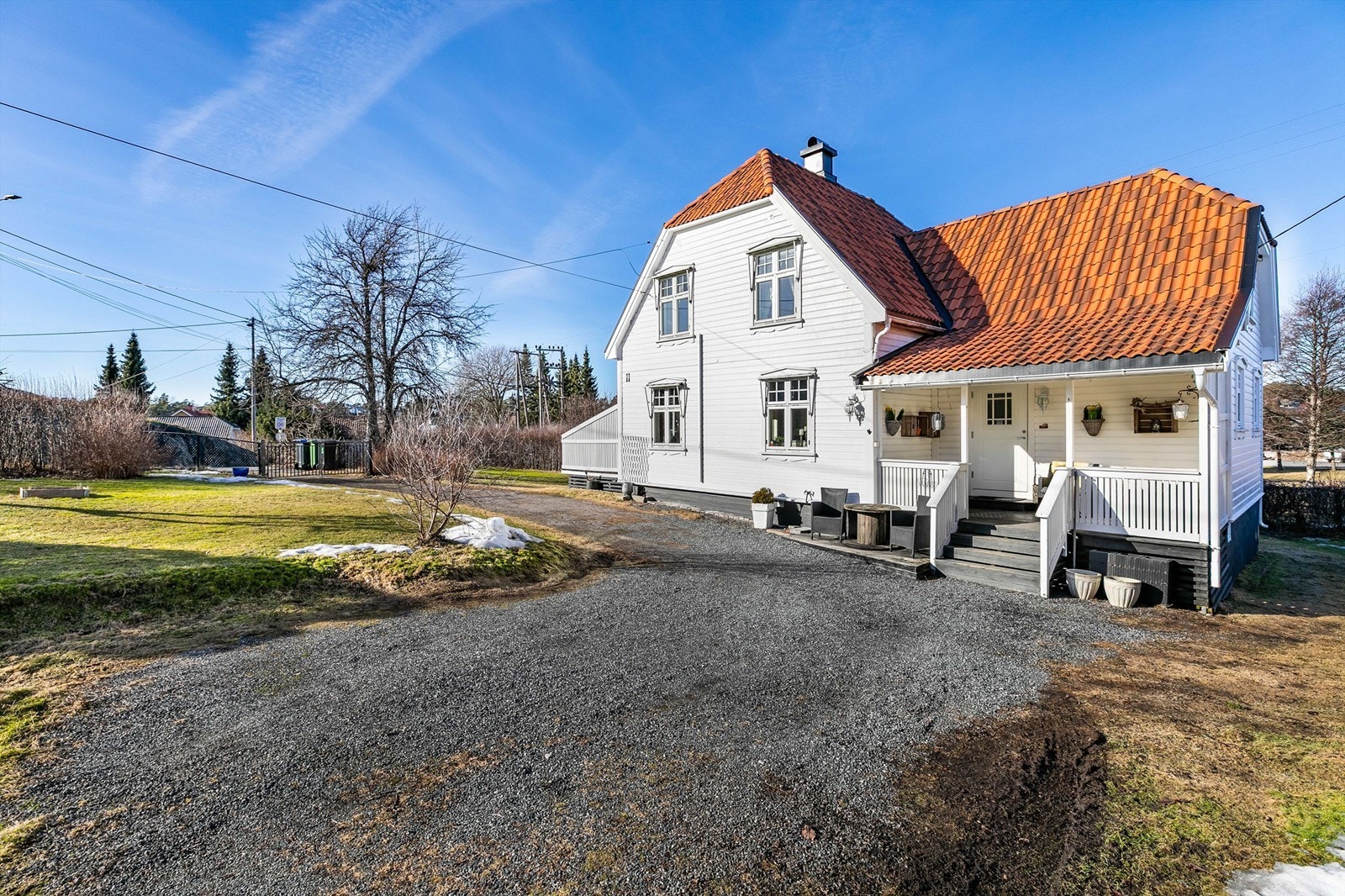 Ovenfor inngangspartiet er det oppstillingsplass for to biler side om side. Galleribilde