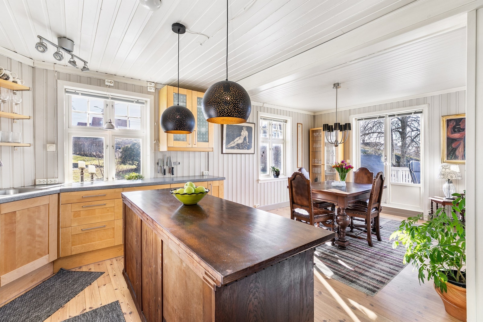 Kjøkkeninnredning fra IKEA ble i 2002 montert i åpen løsning med stuen. Galleribilde